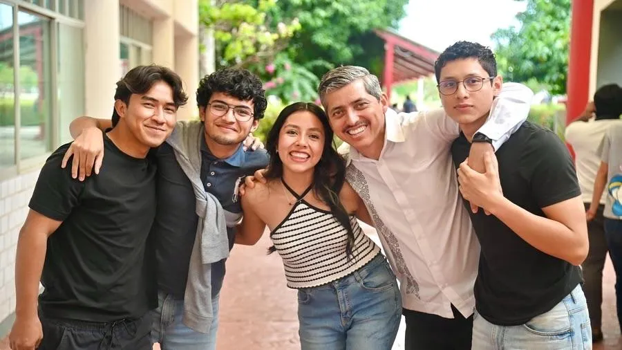 Estudiantes de la UPC, felices y sonriendo