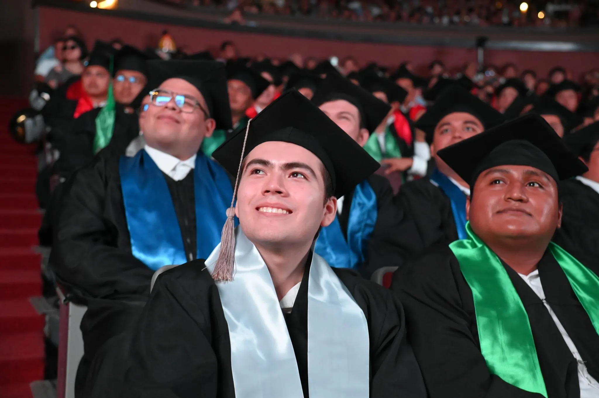 Estudiantes de la UPC, recordando buenos momentos en su graduación